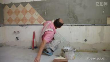 工人在厨房墙上<strong>安装</strong>瓷砖